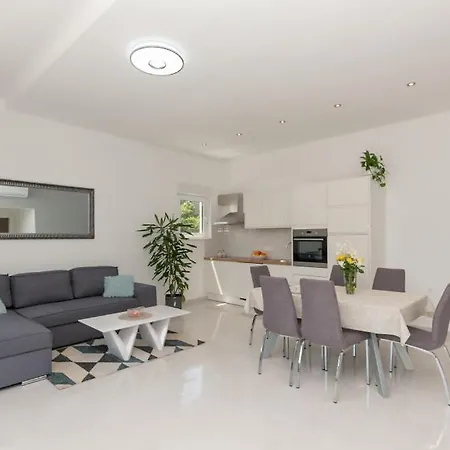 Ivanova - Makarska By Guide *