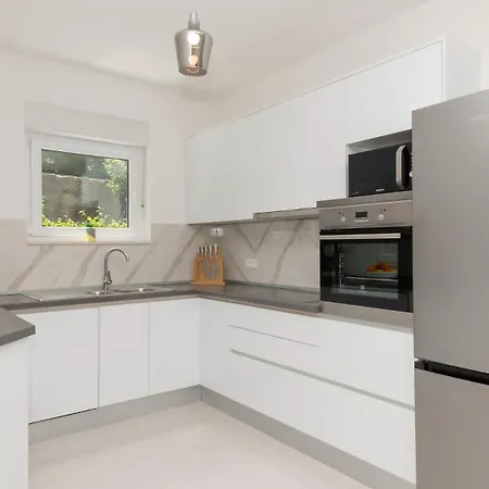 Ivanova - Makarska By Guide Zadvarje