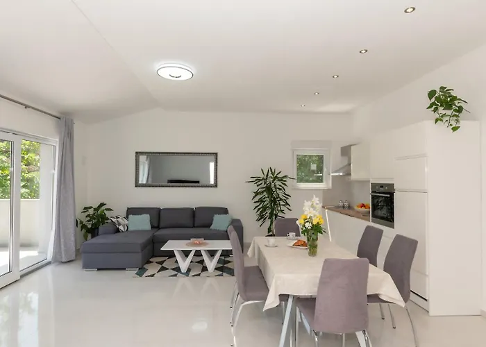 Ivanova - Makarska By Guide * Zadvarje